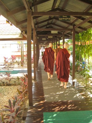 El autor y un compañero dirigiéndose a la ceremonia de ordenación